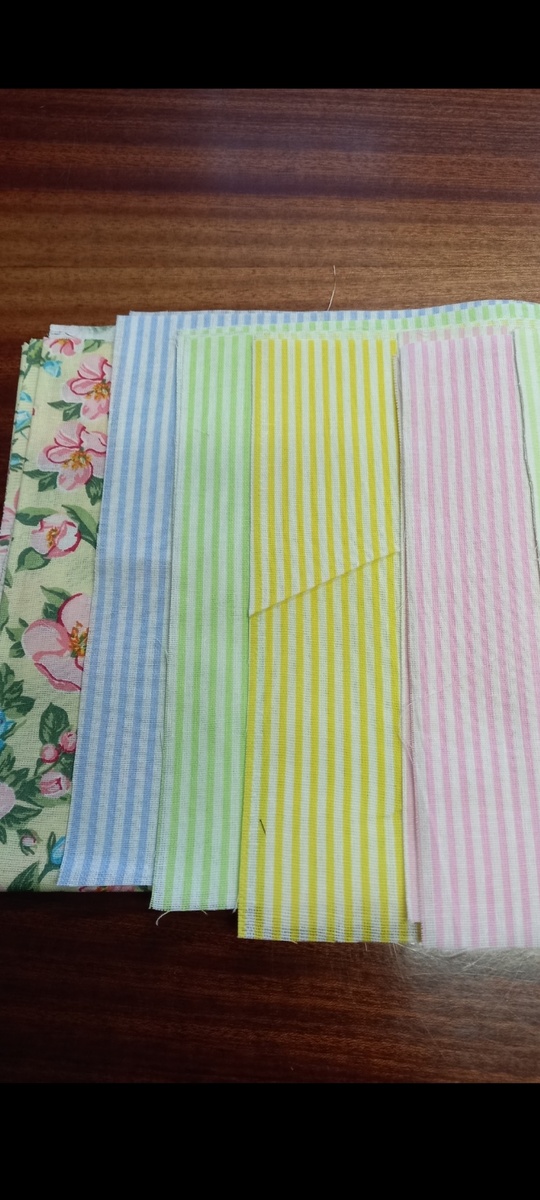 Разрежем ткани на квадраты 10×10см, всего 70шт. В произвольном количестве