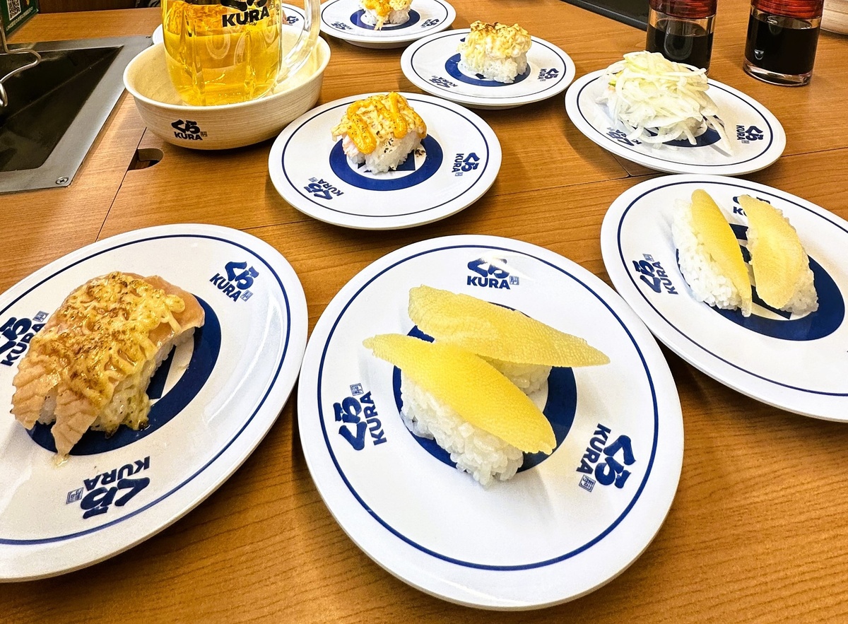 Kura Sushi - сеть суши-кафе с конвейером в Японии.