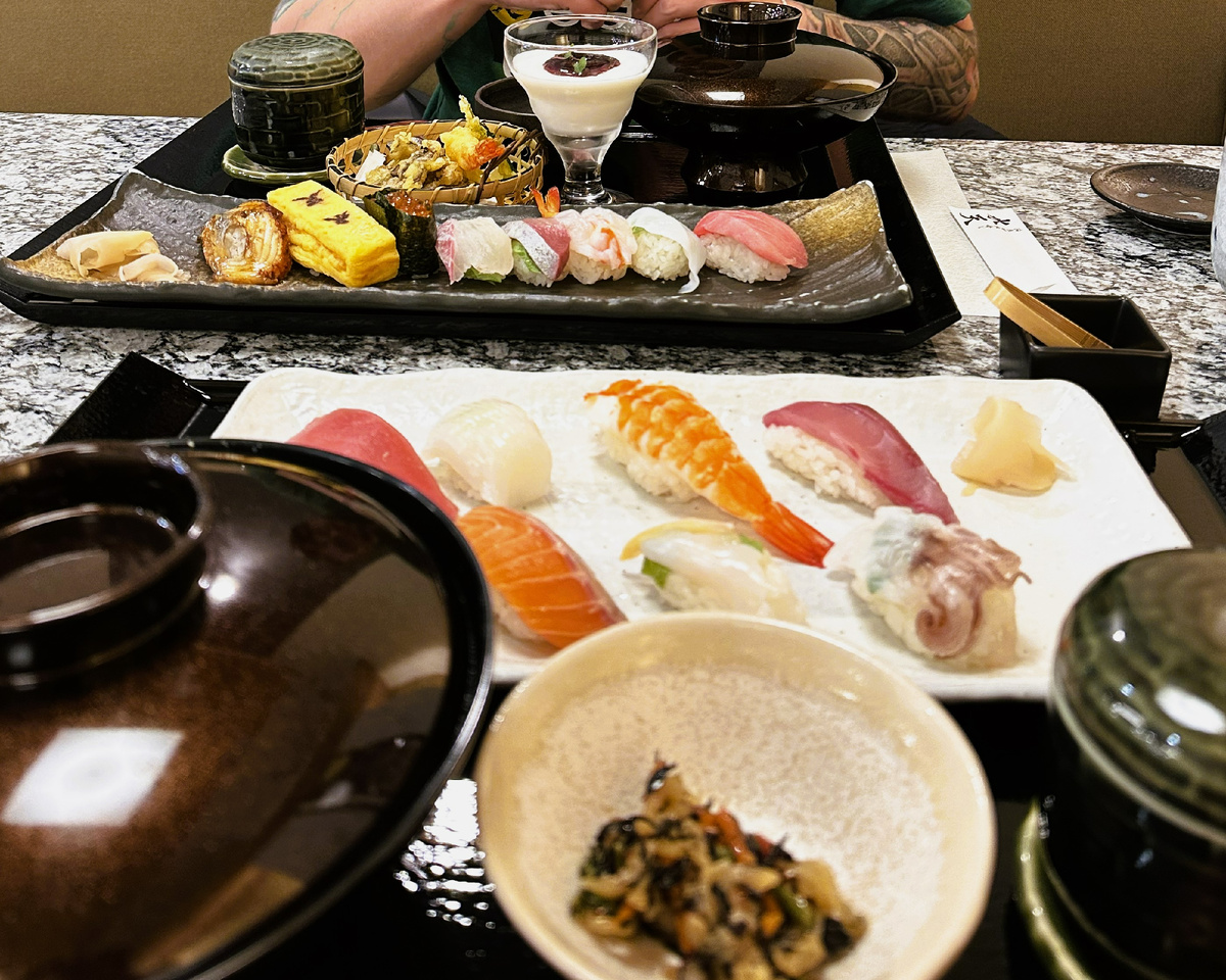 Обед в Sushi Suiten в Беппу, Япония.