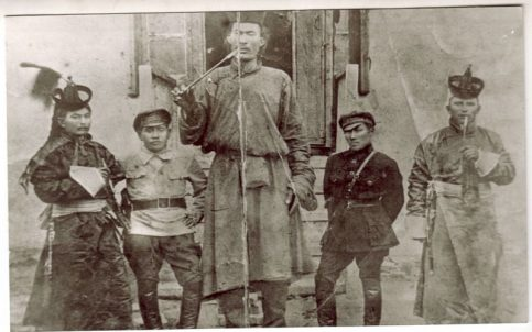 Сотрудник ОГПУ СССР Яков Блюмкин в образе буддийского ламы (крайний справа) во время организованной по поручению Феликса Эдмундовича Дзержинского экспедиции в Тибет (сентябрь 1925 года)