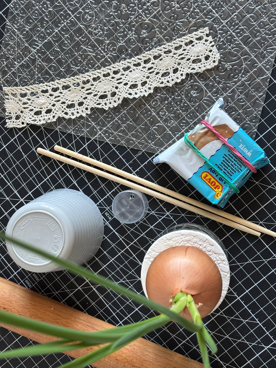 Подставка из глины для проращивания лука своими руками