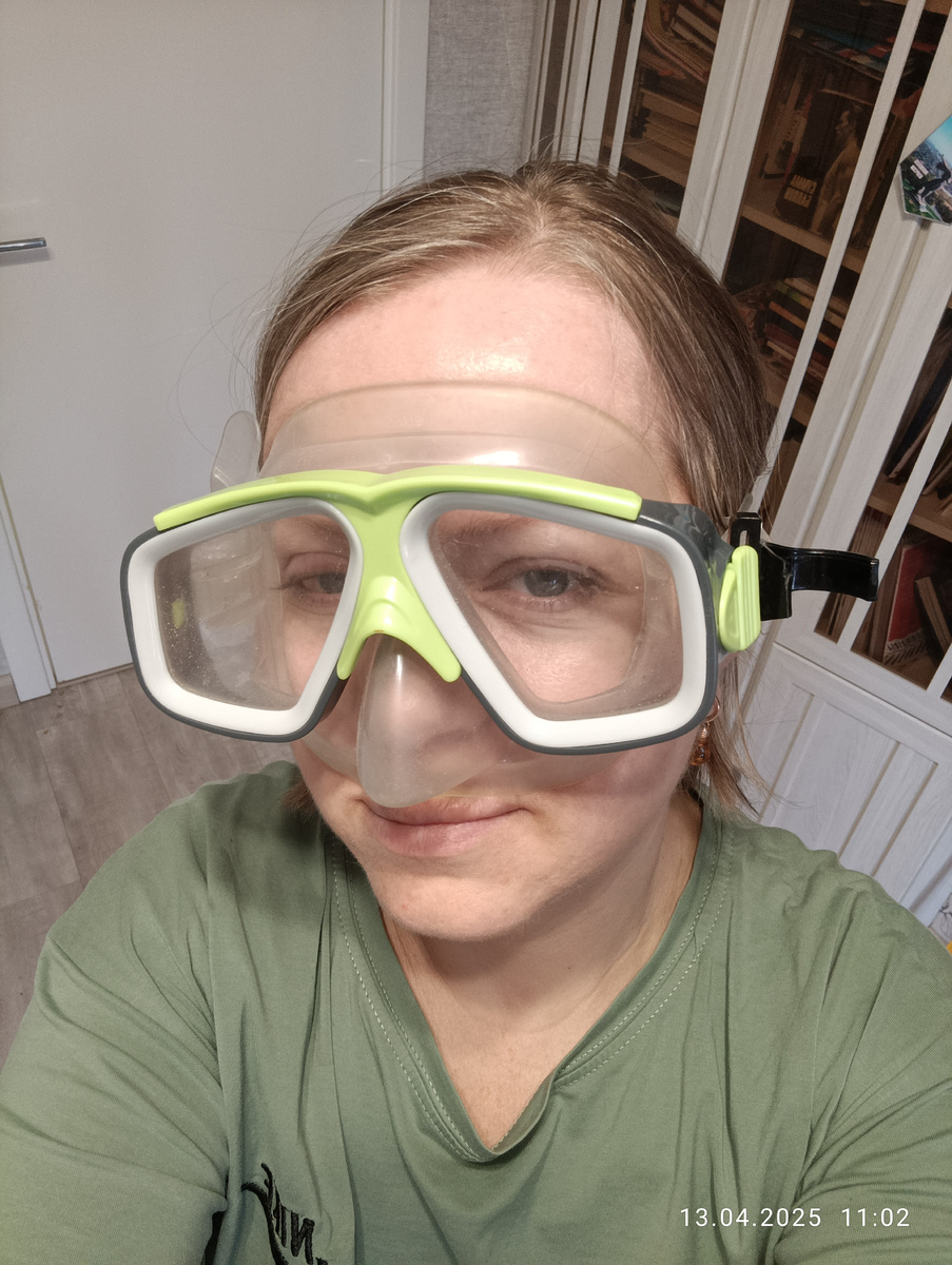 Вот в таком виде клеила, чтобы защитить глаз от возможного попадания стеклопыли.