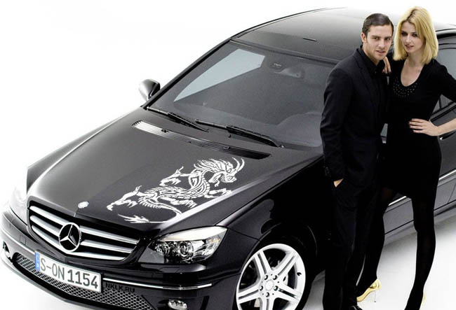 Виниловая наклейка на капоте автомобиля