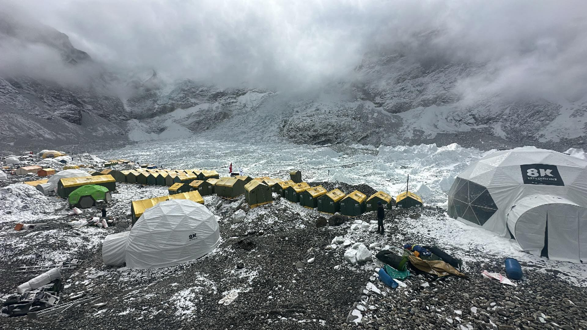 Лагерь одной из самых больших команд в базовом лагере Эвереста. Фото: 8K Expeditions.