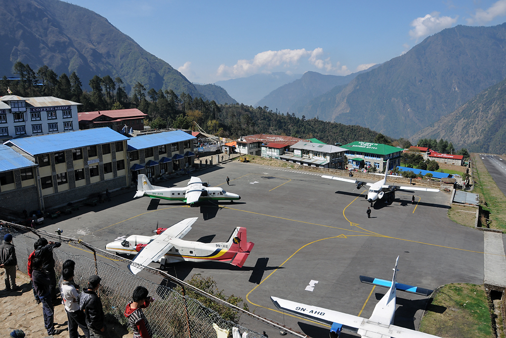 Аэропорт имени Тенцинга и Хиллари в Лукле. Фото прошлых лет. Источник: samchui.com