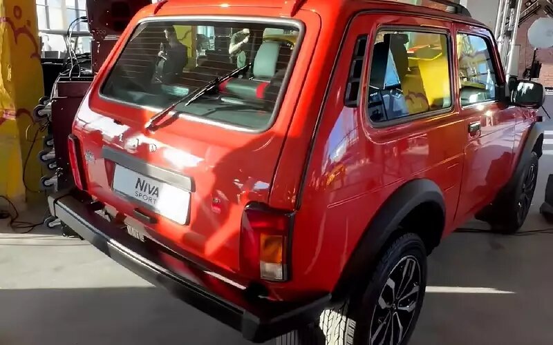 Кадр из опубликованного клипа: выставочная Niva Sport в новом красном металлике