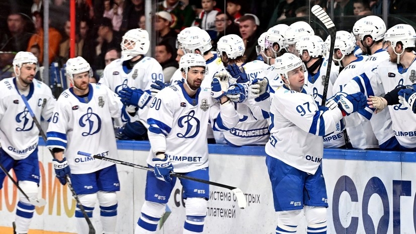     Хоккеисты московского «Динамо» в матче с «Ак Барсом» РИА Новости Максим Богодвид