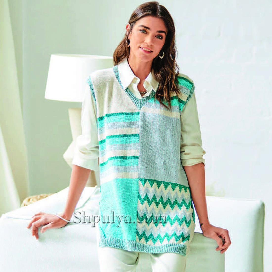 Вязаный жилет с V-образной горловиной и разнообразными узорами