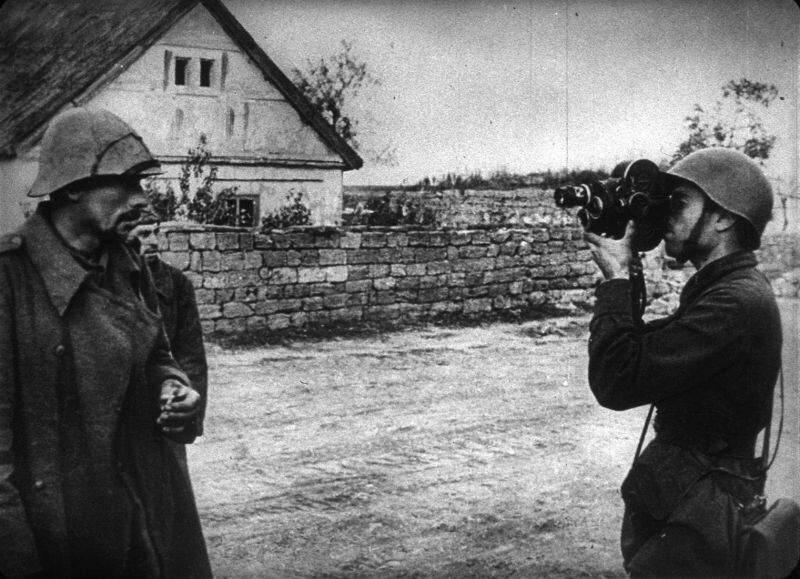 Оператор ЦСДФ Соломон Яковлевич Коган снимает румынских военнопленных