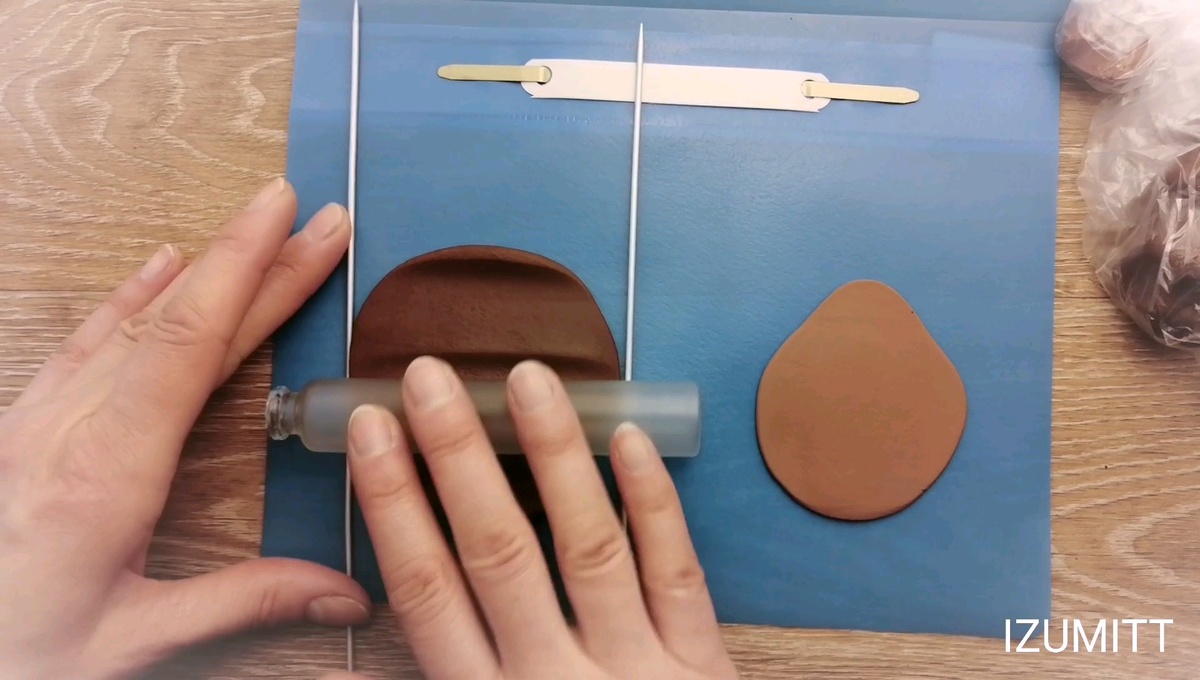 Раскатаем фарфор в пласт однородной толщины на паста-машине или между деревянными палочками (спицами).