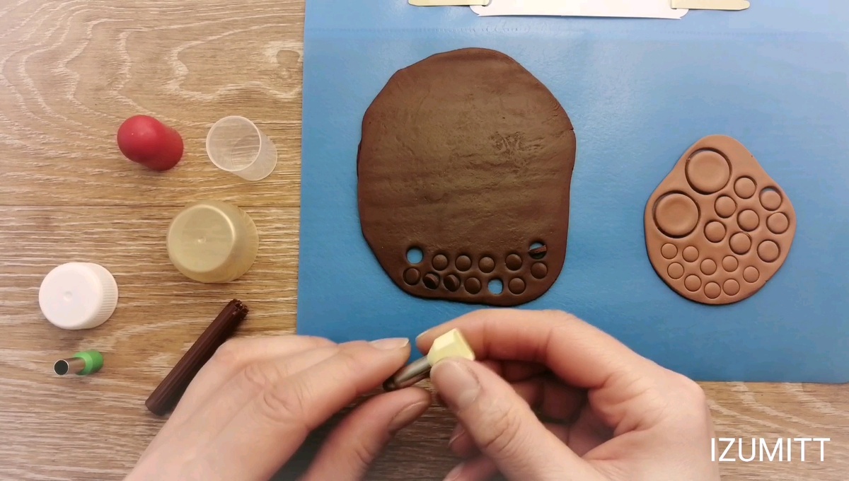 Вырезаем формочками фарфор, чтобы взять равное в объёме количество массы, если делаем одного размера бусины.