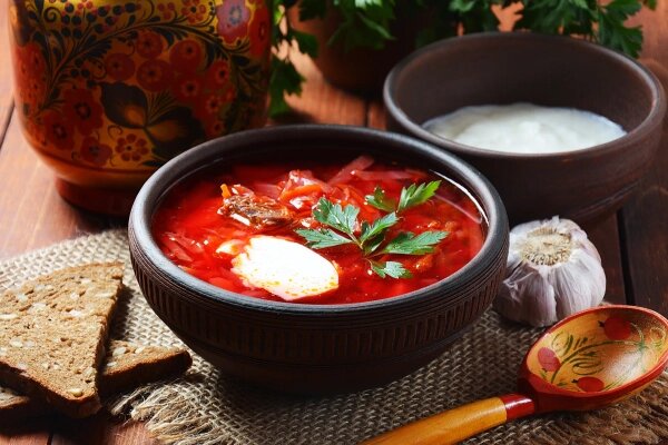 Борщ — универсальный и полезный вариант первого блюда. Обложка © Shutterstock / FOTODOM / Natalia Hanin