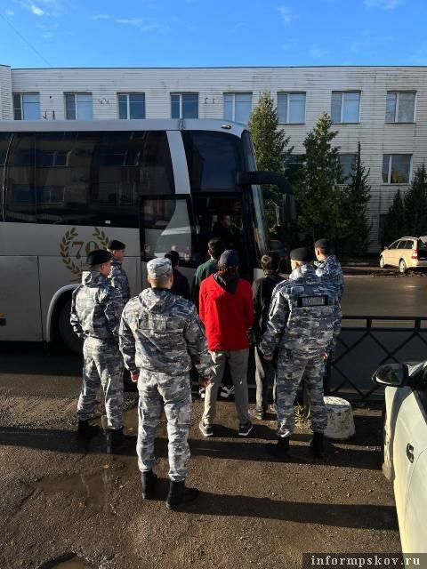 Более 50 мигрантов выдворили псковские приставы в первом квартале 2025 года. Фото здесь и далее: пресс-служба УФССП России по Псковской области