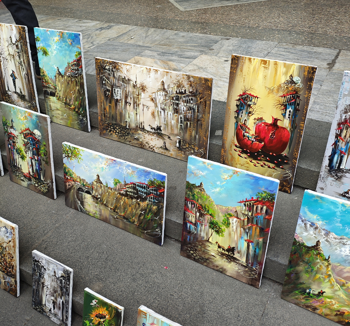 Очень яркие картины продаются на метро Руставели - лучше чем магнитики на подарок