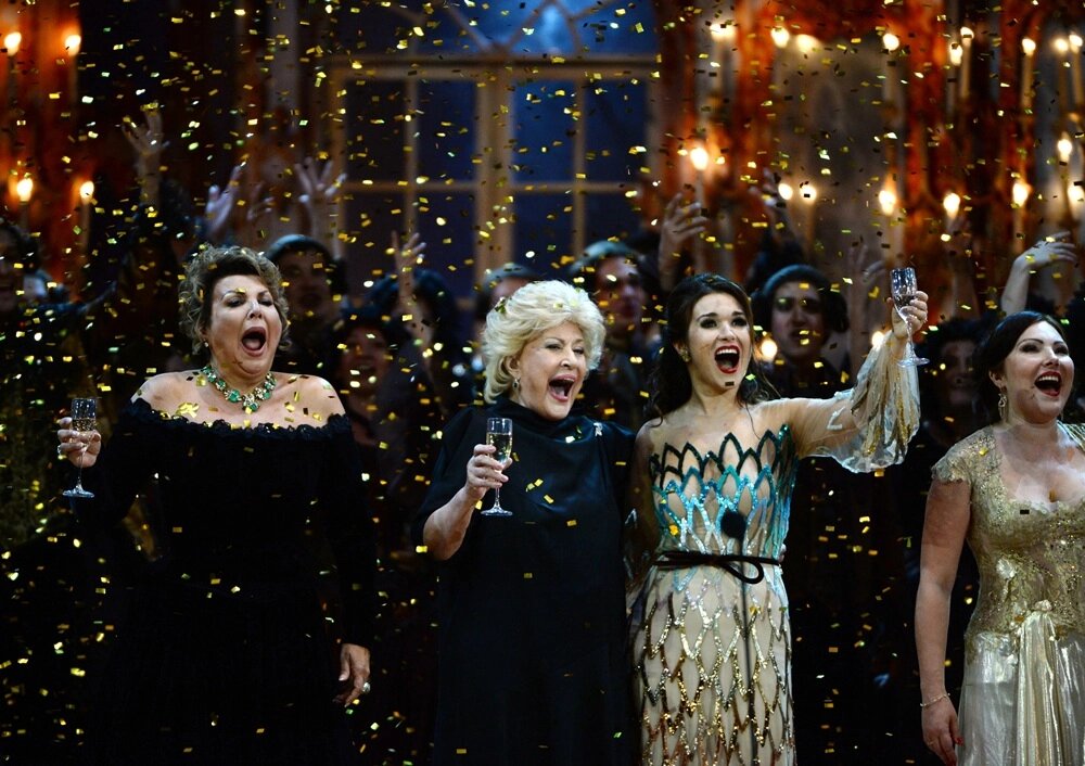    Оперные певицы Мария Гулегина (слева), Ольга Перетятько (вторая справа) и Екатерина Сюрина (справа) выступают на концерте "Оперный бал", посвященном 75-летнему юбилею народной артистки СССР Елены Образцовой (вторая слева), в Государственном академическом Большом театре в Москве. Фото:  РИА Новости/ Ольга Перетятько