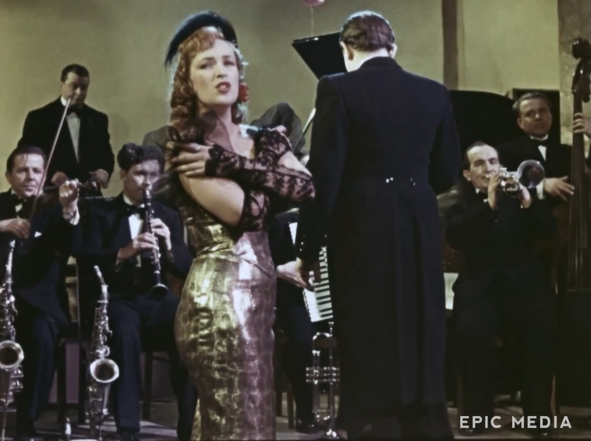 Скриншот из кинофильма "Красные листья"