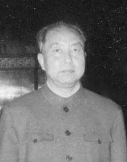 Хуа Гофэн. Источник: https://upload.wikimedia.org/wikipedia/commons/a/a7/Hua_Guofeng-1_%28cropped%29.jpg