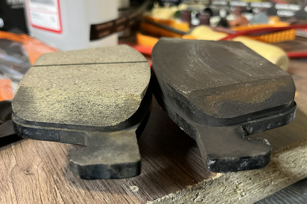 Справа - обычная колодка, слева - на основе "керамики"