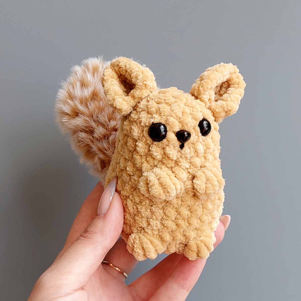  Для того чтобы связаться такую шиншиллу нам потребуется:  плюшевая пряжа 100гр/120м ( я вязала Воланс, цвет 18). Для хвостика нужна меховая пряжа 100гр/55м ( я вязала пряжей Вязь, цвет 9900). Крючки номер 5 для меховой пряжи и 3,75 ( кловер) для плюшевой.  Так же нам потребуется наполнитель,  маркер,  игла. Глазки на безопастном крепление 8 мм, клеевой носик 6*8 мм, нить чёрного цвета для вышивки. 