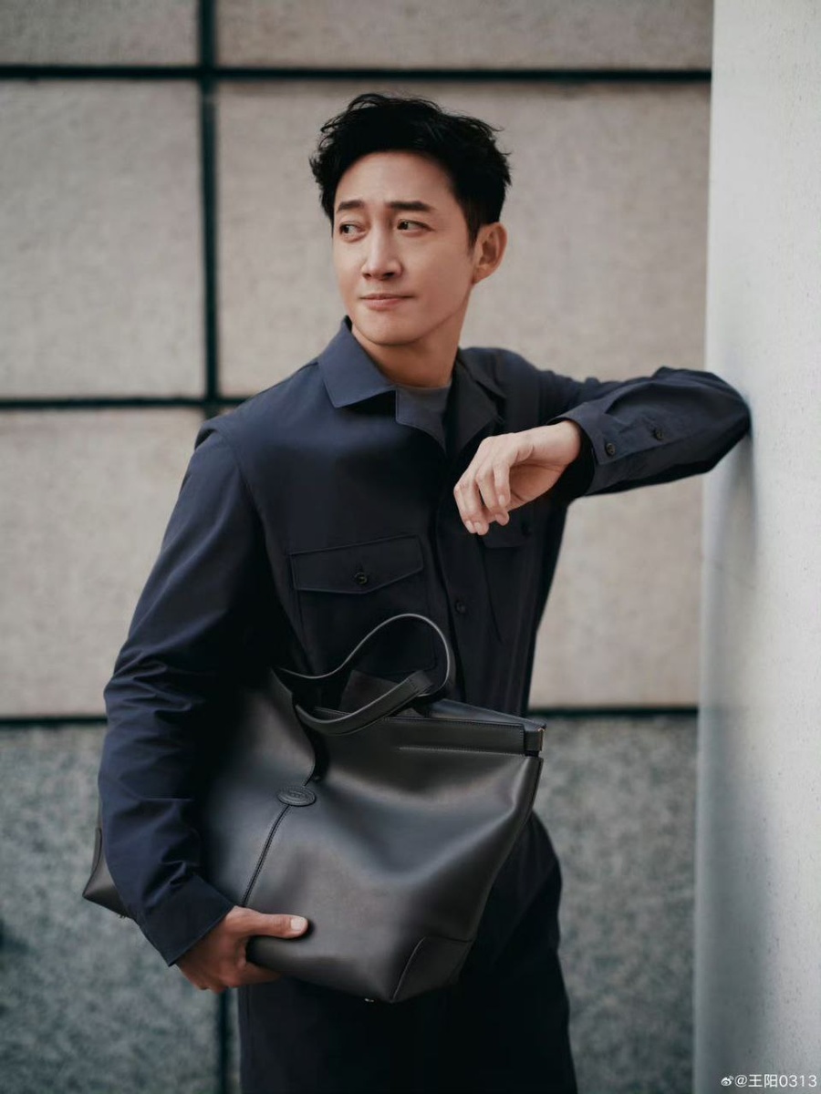 Актёр Ван Ян, 47 лет. Листайте галерею...