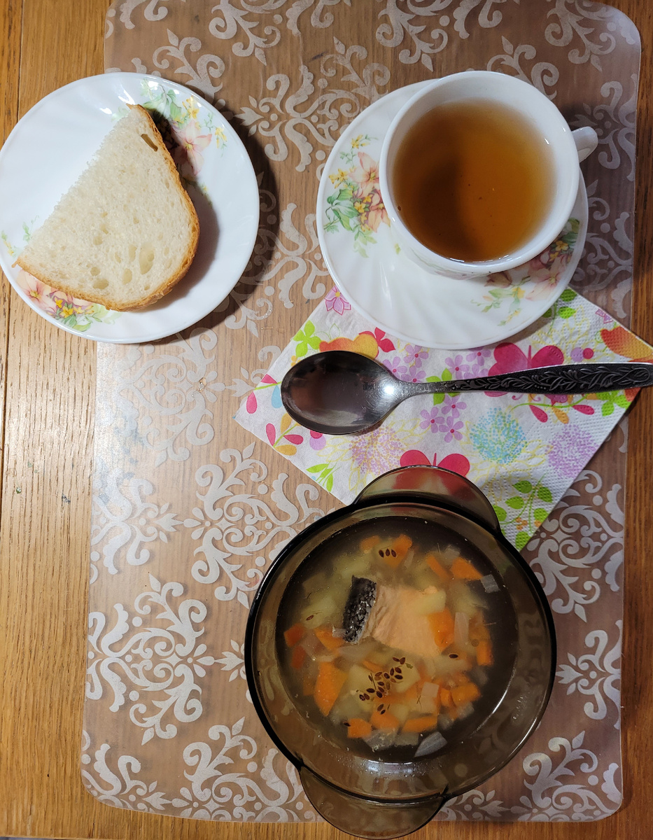 Рыбный супчик, хлеб, чай