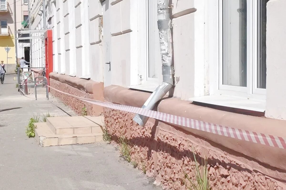    Не следила за домом.