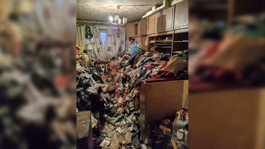     Пенсионерку из Ачинска заставили вынести из квартиры горы многолетнего хлама