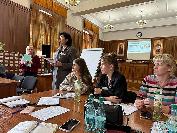 Присутствующие слушают докладчика