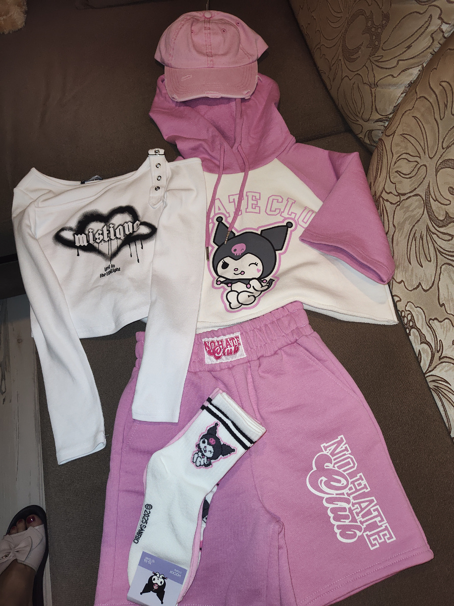 Вот такой собрали весенний комплект для самой младшей внучки. А какой у неё характер - смотрите на следующёй фотографии. Листайте