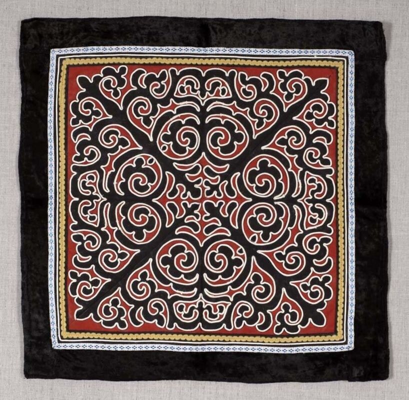    (рис. 2) Ч.З.  Киле - Коврик с нанайским орнаментом