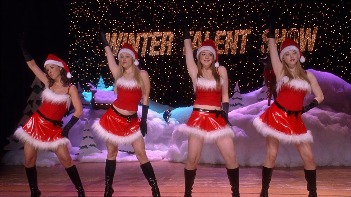 При виде таких знойных Снегурочек школьная аудитория пришла в себя далеко не сразу (комедия «Дрянные девчонки»)