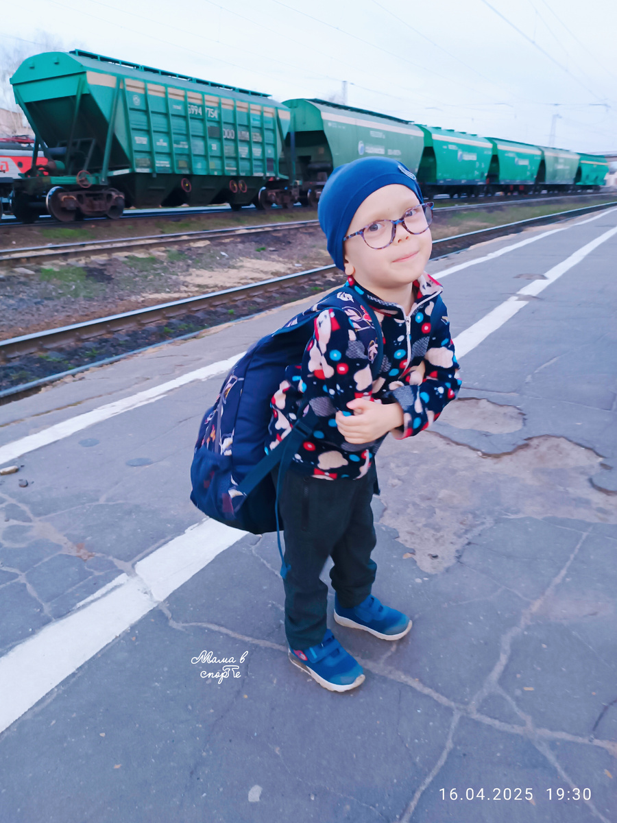 Потенциальный археолог. Тренируется таскать огромные рюкзаки. Маме помогает.