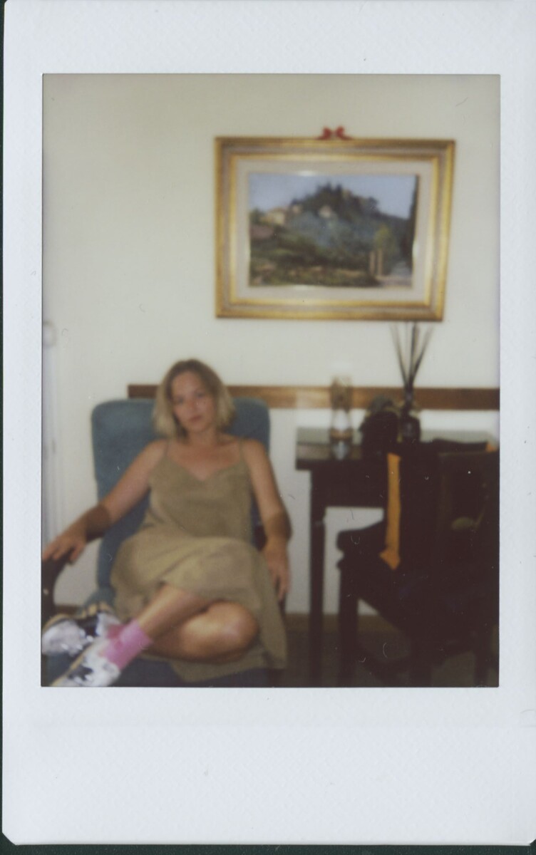 Надеюсь к расфокусу вы уже привыкли, а это фото сделано перед выездом на вокзал, когда казалось бы время неподходящее (все таки торопимся), но мне очень хотелось иметь напоминание об этом месте, и я выбрала потратить время на эту фотографию. Если найдете время на осознание того, куда и как хотите прийти - приходите ко мне на коучинговую сессию (считаю, что тут тавтология уместна и что вы мне сделаете). 