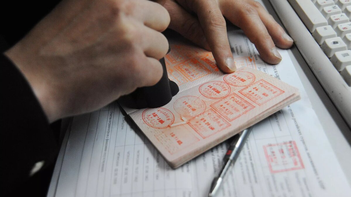 Паспортный контроль, архивное фото