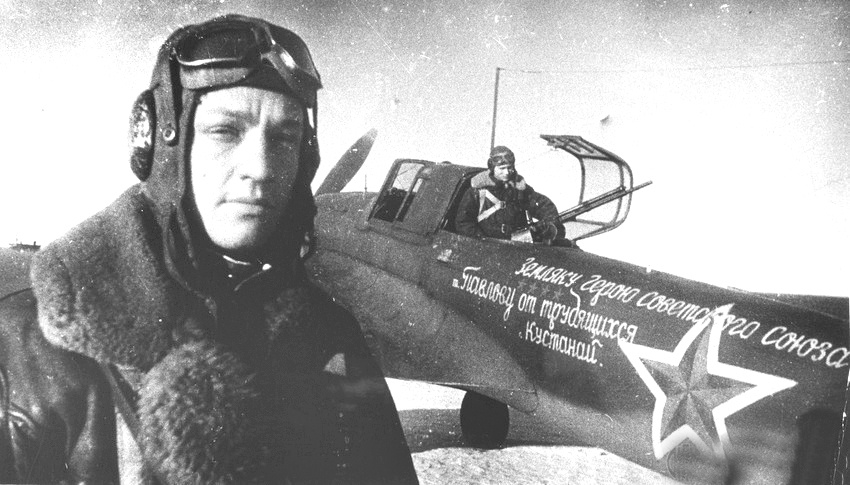 Иван павлов с подаренным ему самолётом