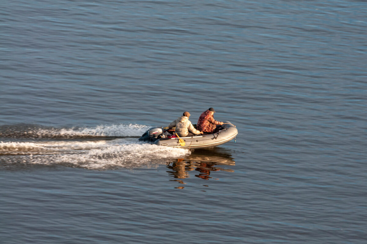 Мужчинам сильно мешал шторм.  Фото: Фото: ФедералПресс / Светлана Возмилова