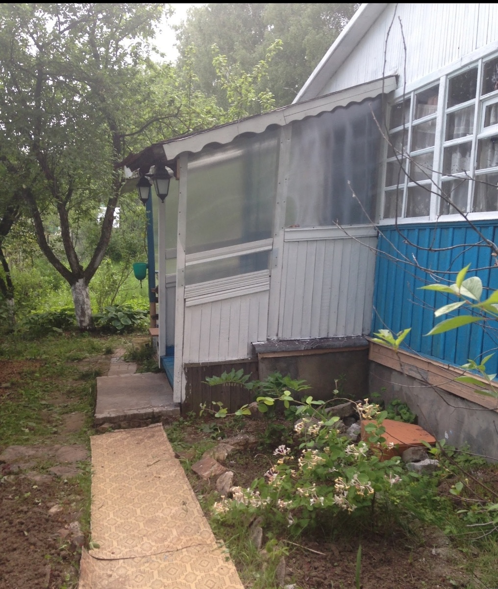 Фасады покрасили в синий, рамы в белый, стало поприличнее