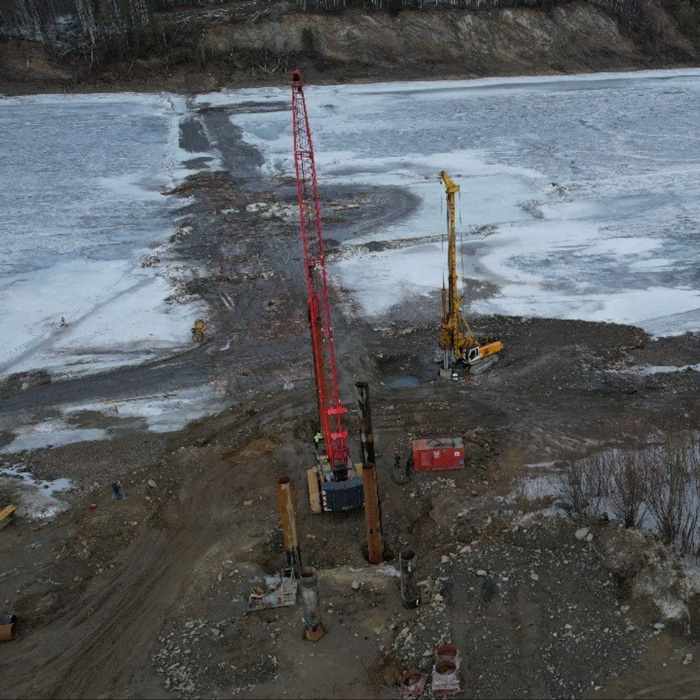 В Бодайбинском районе Иркутской области дан старт строительству моста через реку Витим. Переправу возводят на трассе Таксимо-Бодайбо, в этом году на эту работу направлено более миллиарда рублей. Об этом сообщили в пресс-службе правительства Прибайкалья.
