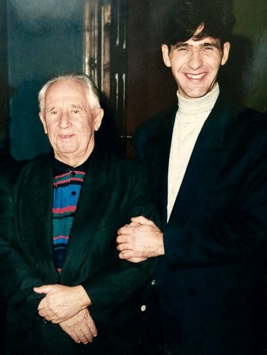 Сергей Пускепалис в молодые годы с отцом. / Фото: vokrug.tv