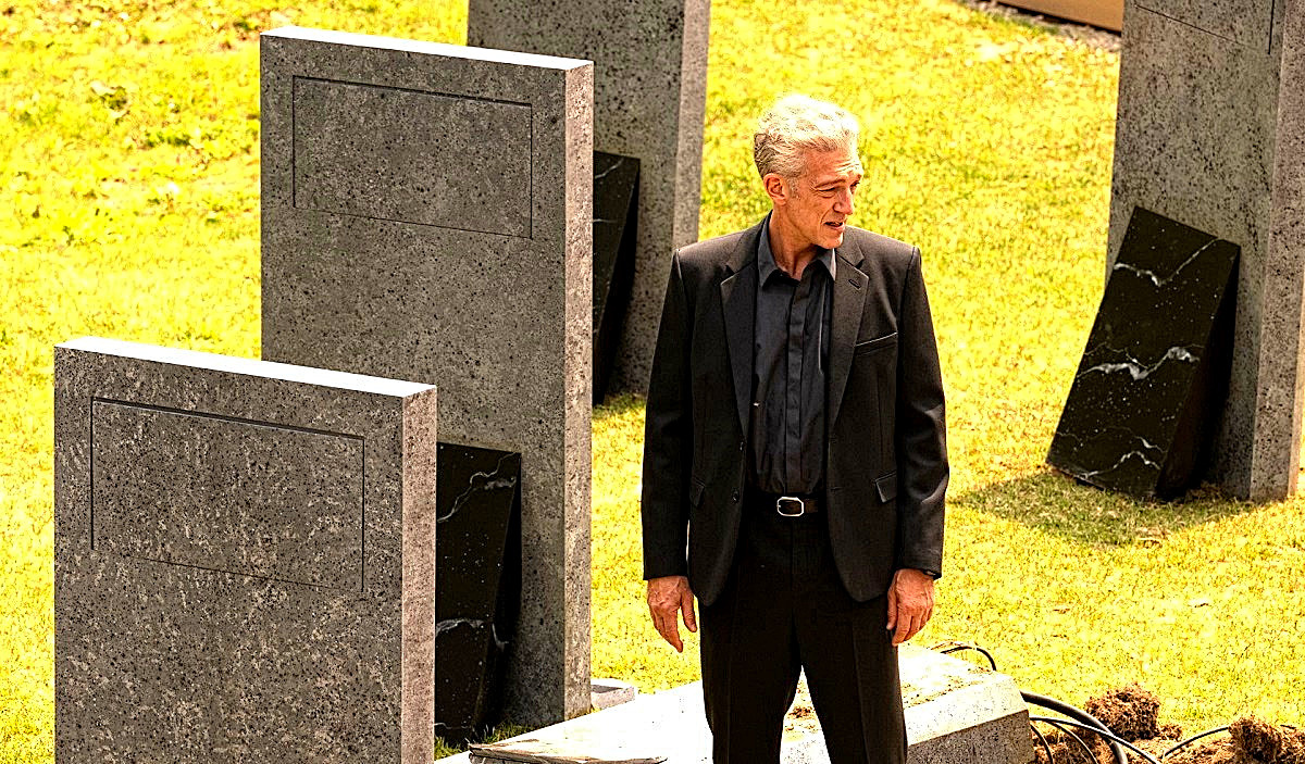 Да бросьте, Венсан Жан-Пьерович! Молоды вы ещё, чтобы на ямки в земле да на гранитные плиты с интересом засматриваться. 