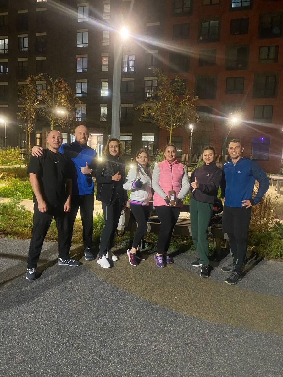 Фото после тренировки. Вот так можно проводить вечер с соседями.