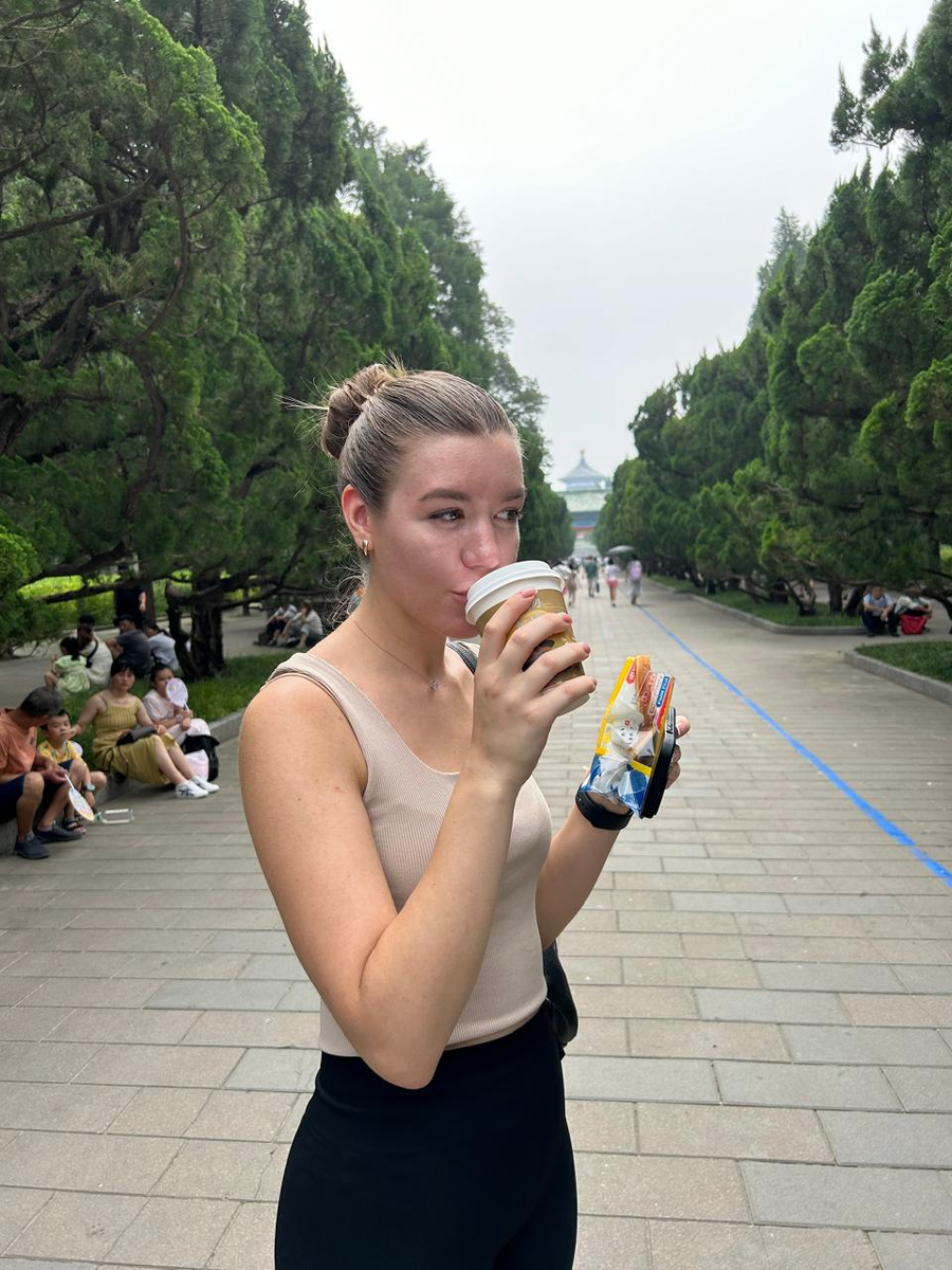 Это я пью кофе в нашей первой достопримечательности - Храме Неба