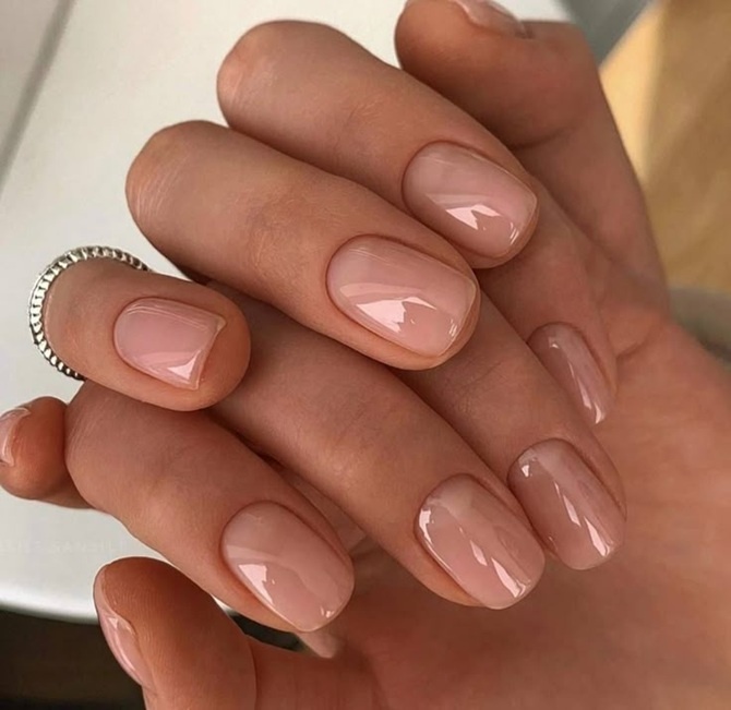 Классический нюдовый маникюр для невесты: элегантный бежево-розовый оттенок на коротких ногтях с глянцевым блеском