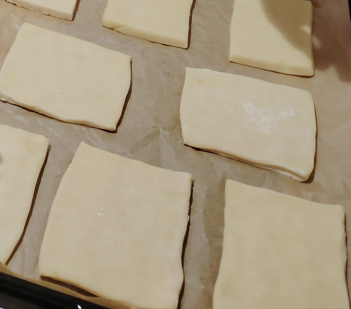 Тесто совсем немного раскатайте или примните руками до высоты 0,5- 0,7мм. На противень я постелила силиконизированный пергамент. 