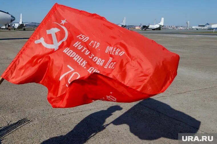 Миниатюрные копии знамени раздали всем участникам акции (архивное фото). Фото: Эдуард Корниенко © URA.RU