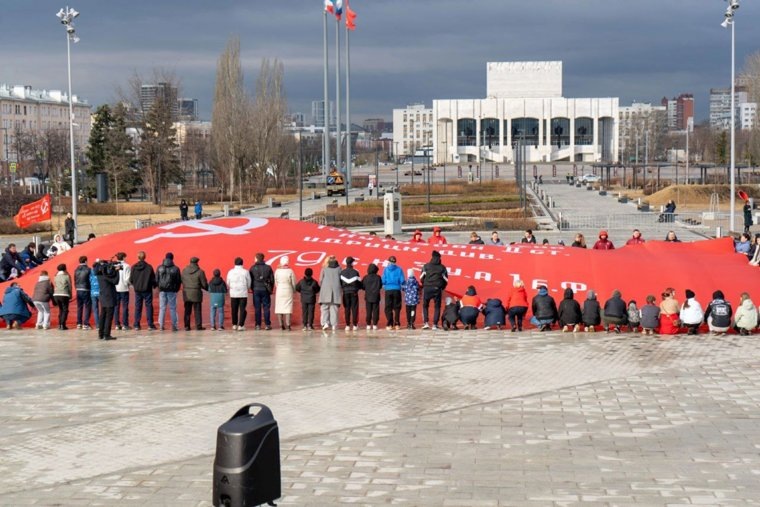 Чтобы развернуть знамя, потребовалось порядка 10 минут и более 50 человек. Фото: telegram-канал Анны Барановой