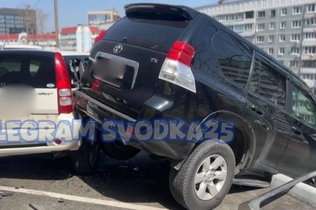    Резкий газ и хаос: во Владивостоке внедорожник протаранил несколько машины