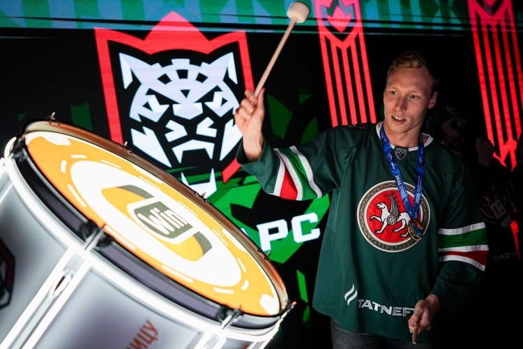    Пловец Андрей Минаков бил в барабаны на открытии игры.   
Фото: ak-bars.ru