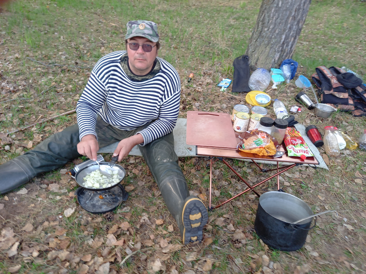 Лук на сковороде в водном походе.