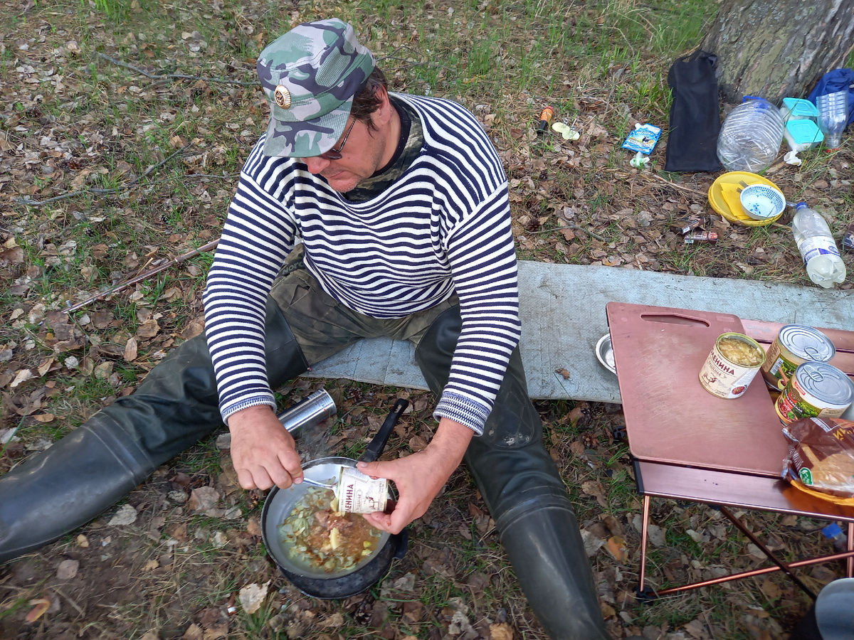Тушенка на сковороде в водном походе.